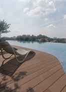 SWIMMING_POOL Signature 2BR 5pax Serviced Residence by Homebrickz 