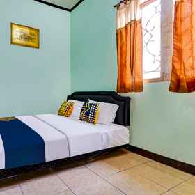 Bedroom 1 SPOT ON 91159 Kost Putrana Syariah, Areon Trans BRI Cikeruh (Ciseke) Jatinangor Hotels