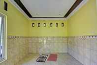 In-room Bathroom OYO 91177 Desa Wisata Duren Sari