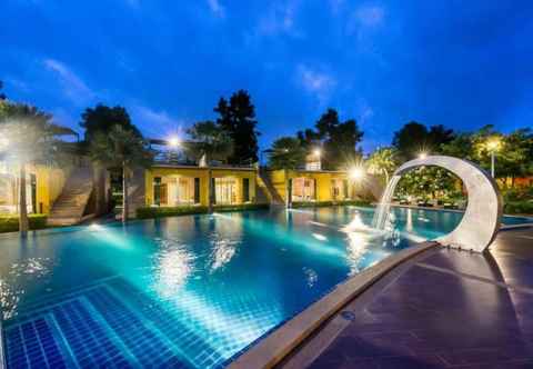 Swimming Pool bangkok grand resort
