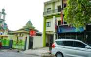 Exterior 2 OYO 91182 Kos'ta Homestay Makassar