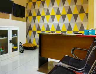 Lobi 2 OYO 91182 Kos'ta Homestay Makassar