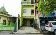 Exterior 3 OYO 91182 Kos'ta Homestay Makassar