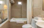 Toilet Kamar 2 Golden Legend Palace Hotel		