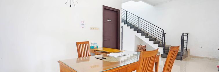 Lobby OYO 91194 Manyar Residence Syariah