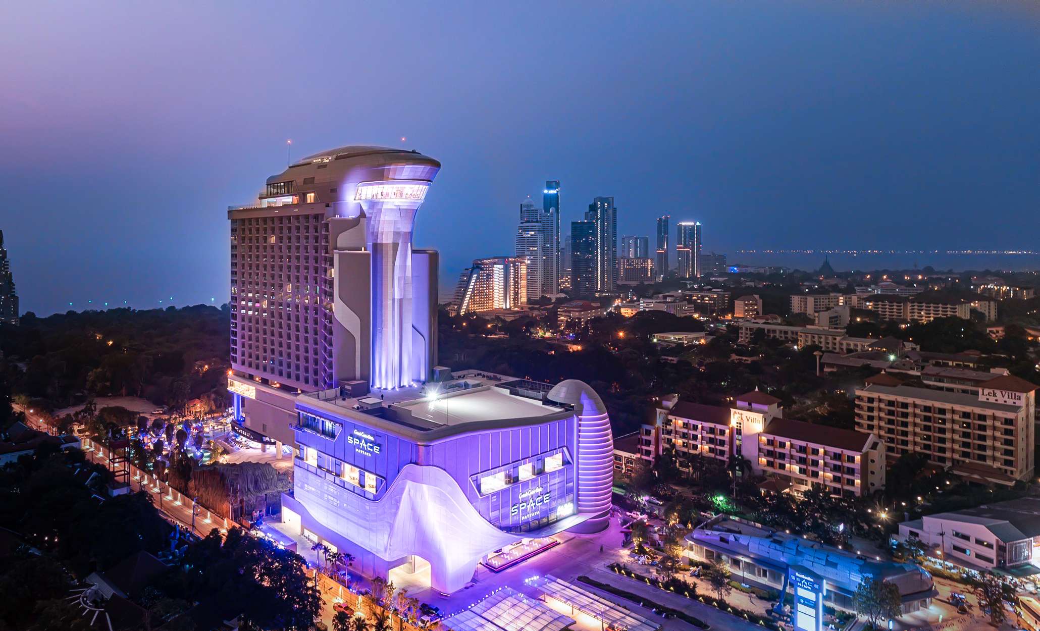 Grand point pattaya. Grande Centre point Space Pattaya. Space Паттайя отель. Space Паттайя торговый центр. Космический отель в Паттайе.