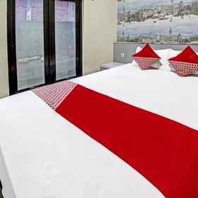 Bedroom 1 Hotel O Family Guest House Syariah, Hotel Tulungagung