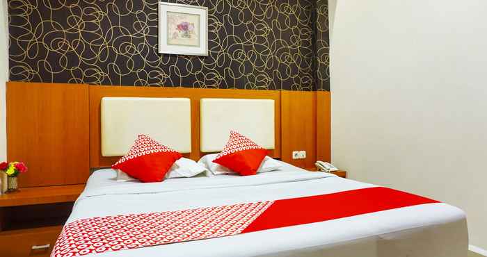 Bedroom OYO Flagship 91245 Rika Hotel Makassar