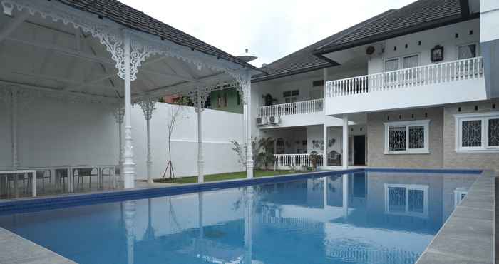 Kolam Renang Nonie's Villa Bogor