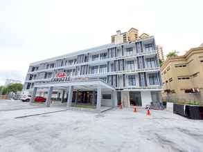 Bangunan 4 Christee Suites Hotel