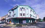 Exterior 3 Super OYO 90516 Hotel Night Queen salak Tinggi