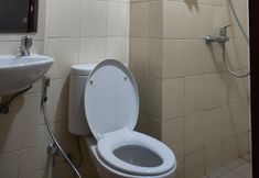 In-room Bathroom 7 Vida View Apartement by Husni