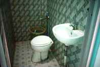 In-room Bathroom EXPRESS O 91281 Guest House Indah Jaya