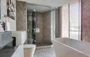 In-room Bathroom 6 The Quartier Hotel Phrom Phong - Thonglor Bangkok by Compass Hospitality