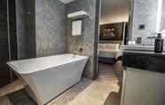 In-room Bathroom 2 The Quartier Hotel Phrom Phong - Thonglor Bangkok by Compass Hospitality
