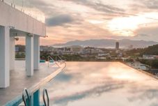 游泳池 The Aru by Ayuhouz