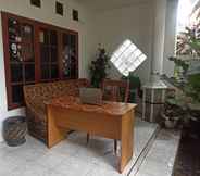 Lobby 7 SPOT ON 91339 Pondok Kost Aulia Syariah