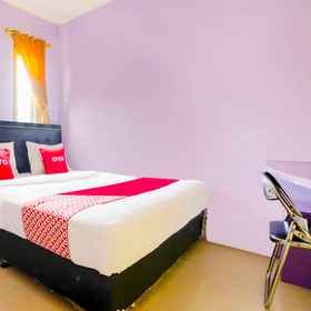 Bedroom 1 OYO 91299 Violet Guest House, โรงแรม & ที่พัก Toko & Kost'an Rizky