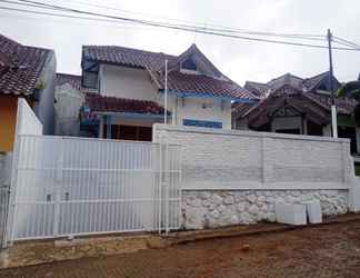 Bên ngoài 2 Villa Mungil Puncak