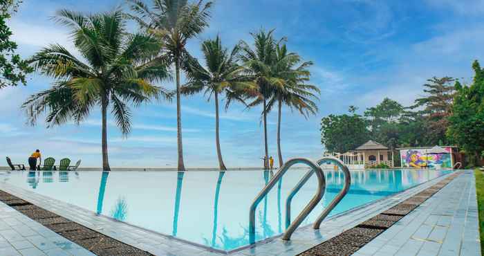 Kolam Renang La Plage Beach Club