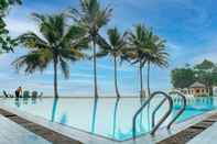 Kolam Renang La Plage Beach Club