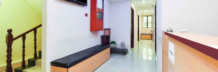 Lobi SUPER OYO 90562 J Hotel PJ