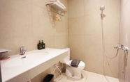 Toilet Kamar 4 Heroes Hotel