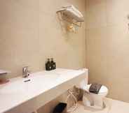 Toilet Kamar 4 Heroes Hotel