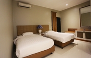 Kamar Tidur 3 Heroes Hotel