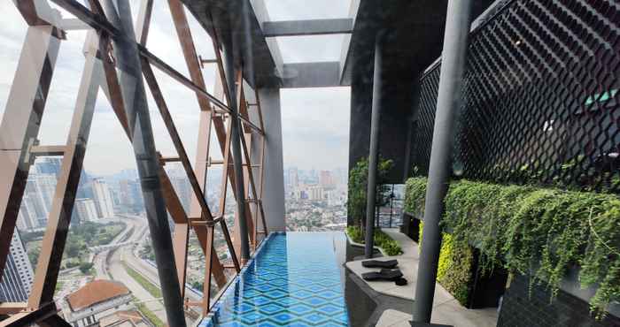 Swimming Pool Scarletz Suites KLCC by Mykey Global