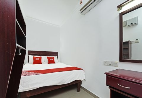 Bedroom Super OYO 90572 J Hotel Masjid India