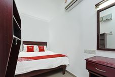 Bedroom Super OYO 90572 J Hotel Masjid India