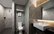 In-room Bathroom 7 Hotel Santika Batam 