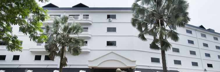 Lobi Swiss Avenue Hotel