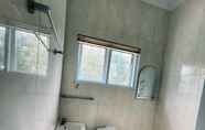 In-room Bathroom 5 Ndalem Alpukat Villa