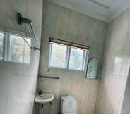 Toilet Kamar 5 Ndalem Alpukat Villa