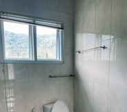 Toilet Kamar 6 Ndalem Alpukat Villa