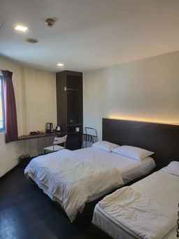 L Hotel @ 51 Desker , Rp 1.428.542