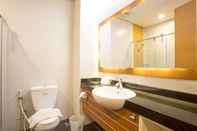 Toilet Kamar Life Hotel Mayjend Sungkono Surabaya