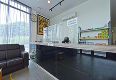 Lobby 6 Capital O 90615 The Bed Hotel