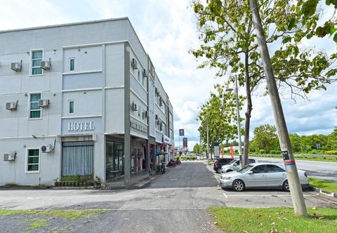 Exterior Capital O 90615 The Bed Hotel