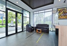 Sảnh chờ 3 Capital O 90615 The Bed Hotel