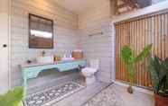ห้องน้ำภายในห้อง 7 Kardia Resort Gili A Pramana Experience