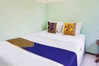 Kamar Tidur SPOT ON 91542 Hotel Emma