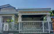 Exterior 3 SPOT ON 91461 Saungawi Stay Syariah