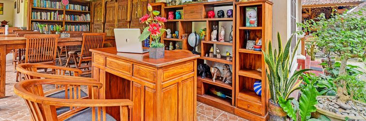 로비 Collection O 91479 Indah Home Stay