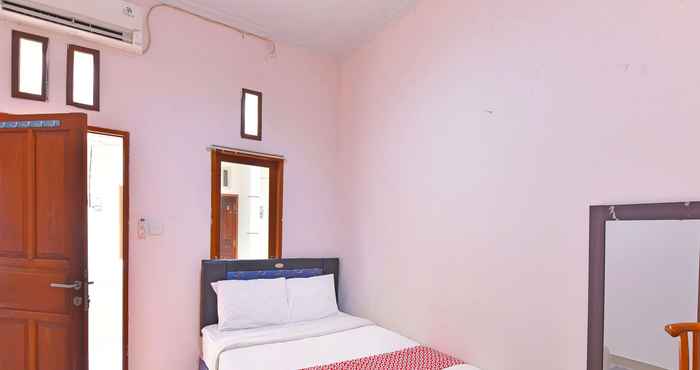 Bedroom OYO 91445 Sandat Guest House