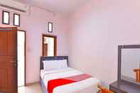 ห้องนอน OYO 91445 Sandat Guest House