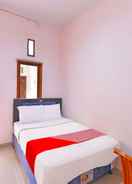 BEDROOM OYO 91445 Sandat Guest House