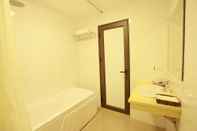 Phòng tắm bên trong Anova 2 Hotel